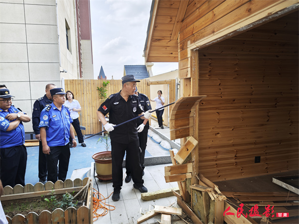 兰州七里河区城管局拆除秀川违法建设 
